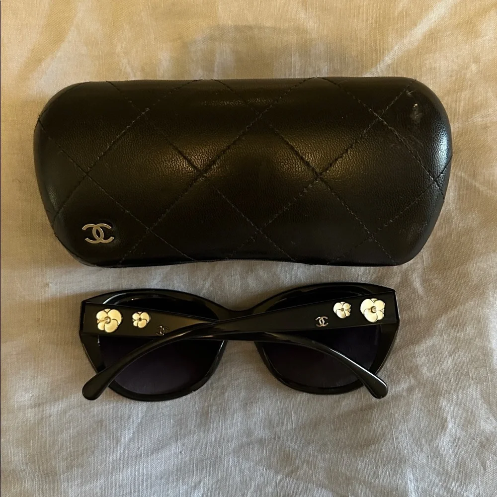 CHANEL Black Sunglasses with Camellia Motif - Picture 1 of 7